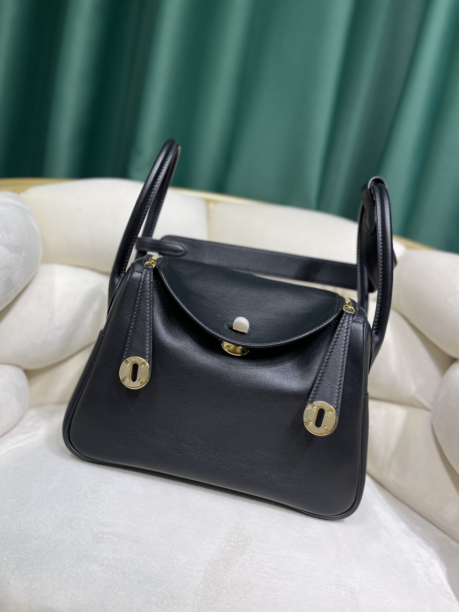 Hermes Lindy 26cm Handbag Shoulder Bag In Black Swift Leather